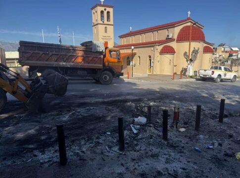 Ηράκλειο | Ζημιές από τις φωτιές της Ανάστασης – Κάηκαν παγκάκια, φανάρια και κάδοι