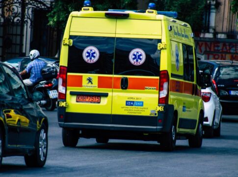 Κρήτη: Αυτοκίνητο συγκρούστηκε με βανάκι – Στο νοσοκομείο μια γυναίκα (εικόνες)