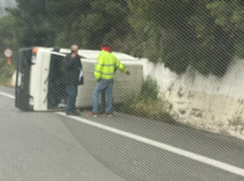 Κρήτη: Τροχαίο στην εθνική – Ντελαπάρισε κλούβα