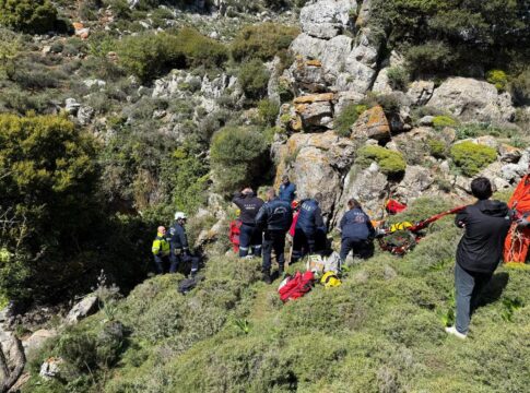 Κρήτη: Βίντεο από τη διάσωση της 30χρονης – Την έβγαλαν από βάθος 45 μέτρων μετά από 5 ώρες