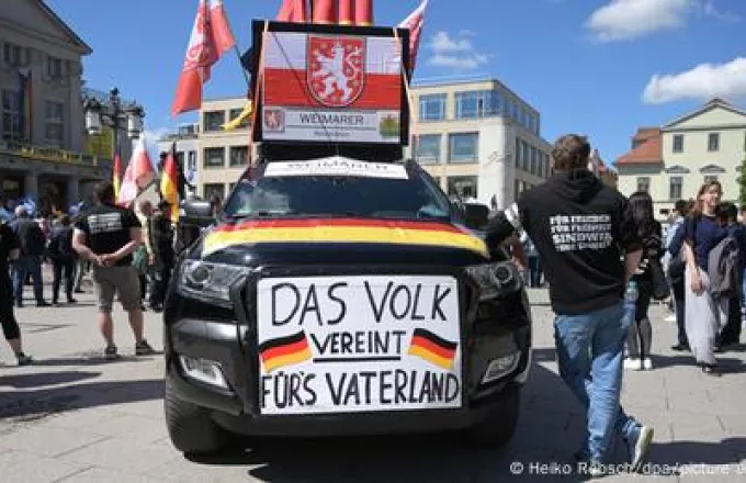 Αυτοκίνητο με πανό σε διαδήλωση