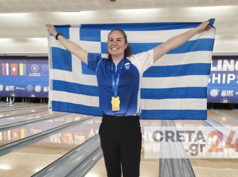 Μια Κρητικιά σήκωσε ψηλά την ελληνική σημαία στη Σαμψούντα