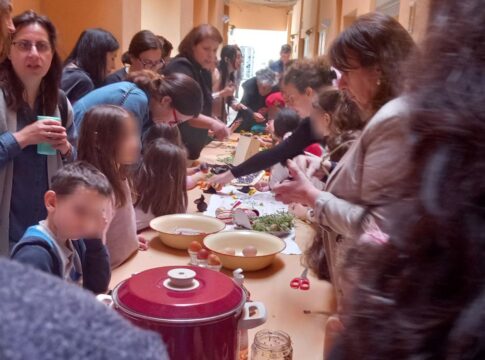 Μικροί και μεγάλοι στη στοά «Νίκου Γιανναδάκη» για την βαφή αυγών