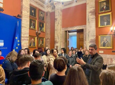 Ο Λευτέρης Αυγενάκης στη Βουλή με το 30ο Δημοτικό Σχολείο Ηρακλείου και το 3ο Δημοτικό Σχολείο Νέας Αλικαρνασσού