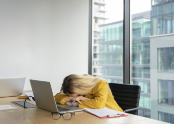 Οι 5 τρόποι για να αντιμετωπίσετε την κούραση στο γραφείο