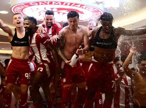 Πάρτι τίτλου στο Καραϊσκάκη μετά τη νίκη επί της ΑΕΚ – Παίκτες και κόσμος πανηγύρισαν το 48ο πρωτάθλημα