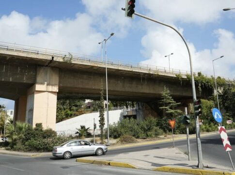 Προσοχή για τους οδηγούς: Πέφτουν κομμάτια τσιμέντου από τη γέφυρα της Κνωσσού!