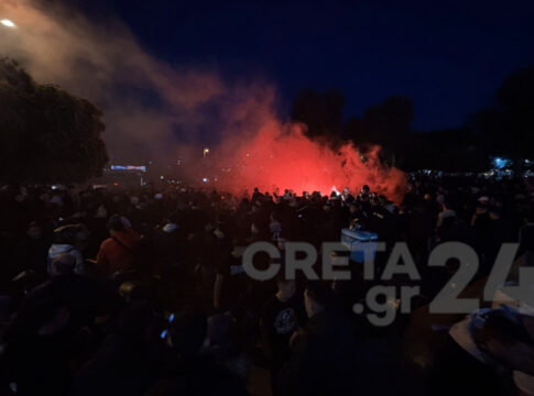 Στους ρυθμούς του ιστορικού ημιτελικού το Ηράκλειο – Φίλοι του ΟΦΗ πλημμύρισαν την πλατεία Ελευθερίας