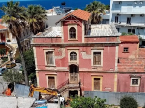 «Σβήνουμε την ιστορία μας… Το σπίτι του Πρεβέ στα Χανιά υπό απειλή»