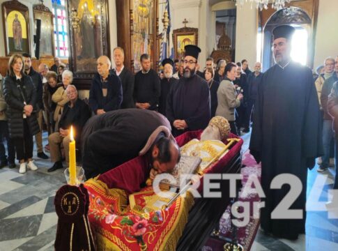 Συγκίνηση στο «ύστατο χαίρε» στον μακαριστό Μητροπολίτη Δαμασκηνό (εικόνες)