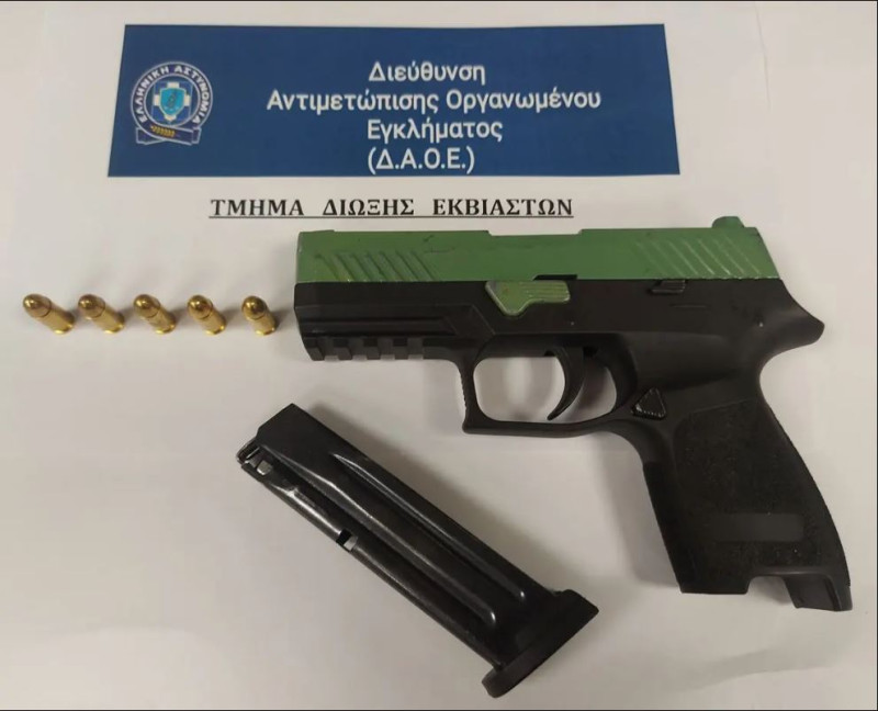 Συνελήφθη 35χρονος: Βρέθηκε να κατέχει μέσα σε τσαντάκι πιστόλι με γεμιστήρα