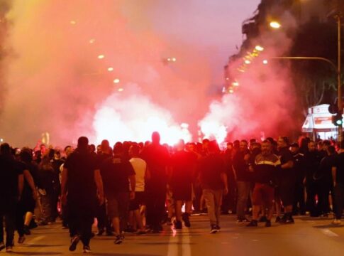 Θεσσαλονίκη: Οπαδοί του ΠΑΟΚ γιόρτασαν με βεγγαλικά και πυρσούς τα γενέθλια του συλλόγου