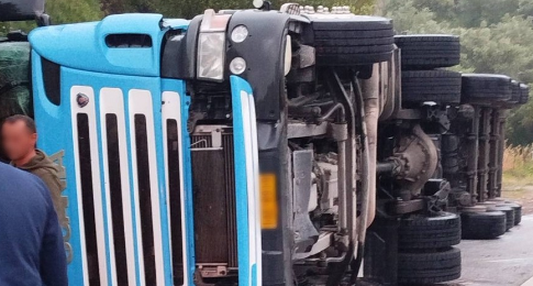 Τροχαίο στην Κρήτη – «Τούμπαρε» νταλίκα (εικόνες & βίντεο)