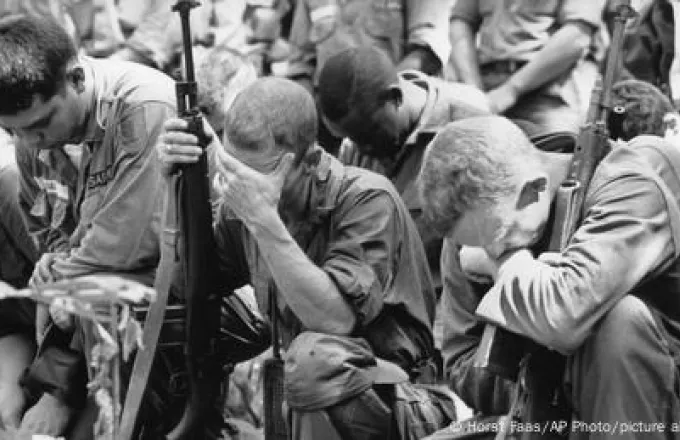 Στρατιώτες Βιετνάμ με σκυμμένα κεφάλια