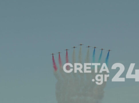 Χανιά: Τα Red Arrows της Βρετανικής Αεροπορίας «έσκισαν» τον ουρανό