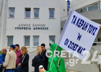 Χανιά: Ξεσηκωμός και μήνυση από τον δήμαρχο για το ξύλο στην πολεοδομία – Εικόνες