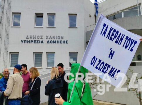 Χανιά: Ξεσηκωμός και μήνυση από τον δήμαρχο για το ξύλο στην πολεοδομία – Εικόνες