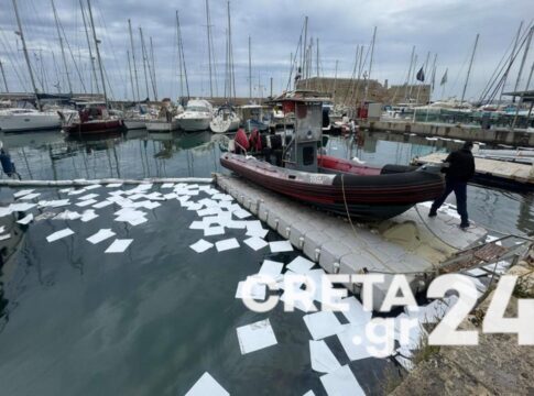 Διαρροή καυσίμων στο ενετικό λιμάνι Ηρακλείου από ημιβυθισμένο σκάφος – Εικόνες & βίντεο
