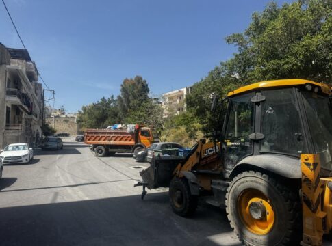Έκτακτα μέτρα για την καθαριότητα: Μισθώνει και μηχανήματα από ιδιώτη ο Δήμος για την αποκομιδή ογκωδών αντικειμένων