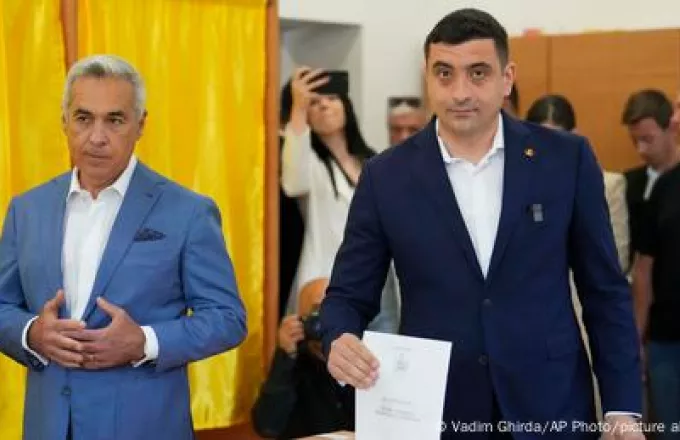 Τζόρτζε Σιμιόν σε εκλογικό κέντρο