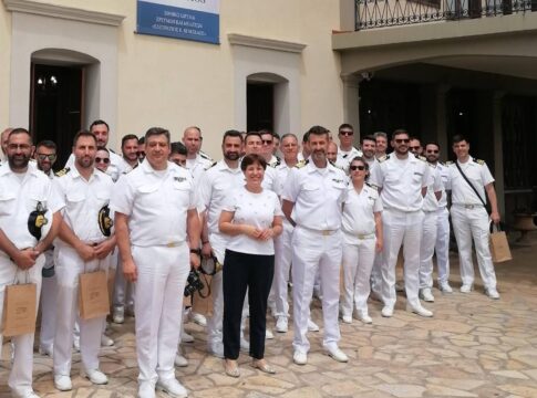 Επίσκεψη σπουδαστών της Σχολής Πολέμου του Πολεμικού Ναυτικού στην οικία του Ελευθερίου Βενιζέλου