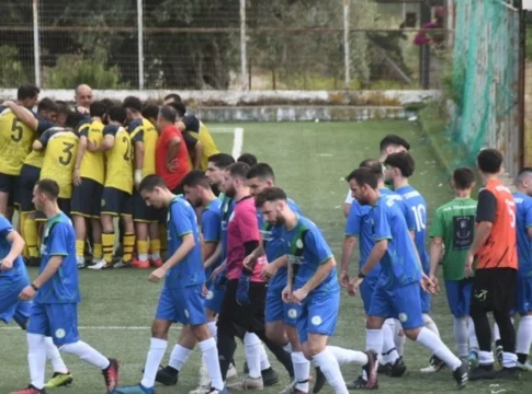 Φίλαθλος μπήκε στο γήπεδο και έστειλε στο νοσοκομείο ποδοσφαιριστή σε αγώνα τοπικού πρωταθλήματος