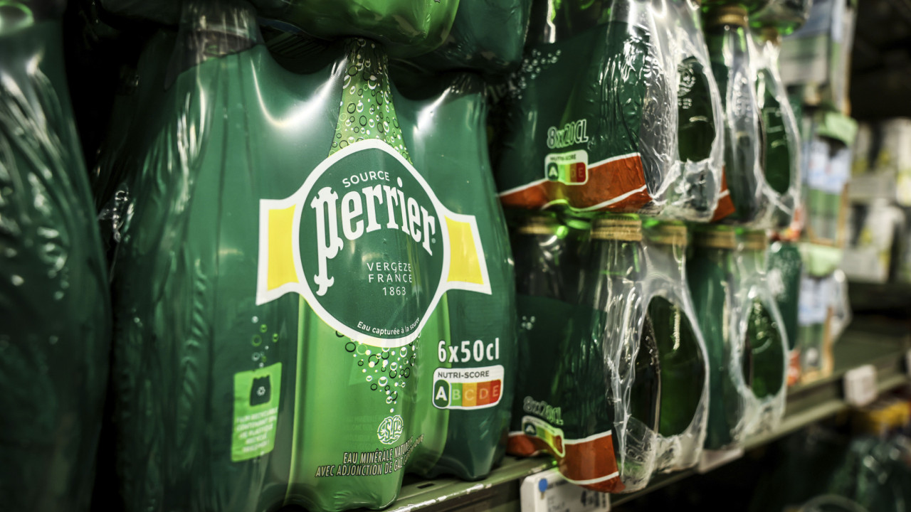 Γαλλία: Σκάνδαλο με το μεταλλικό Perrier - Οι παράνομες πρακτικές και η εμπλοκή του Μακρόν