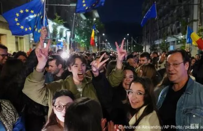 Πλήθος γιορτάζει με ευρωπαϊκές σημαίες