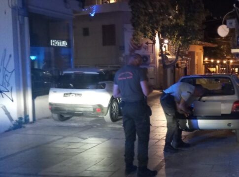 Η βραδινή εξόρμηση της Δημοτικής Αστυνομίας στο κέντρο του Ηρακλείου έβγαλε «λαβράκι» – Εικόνες