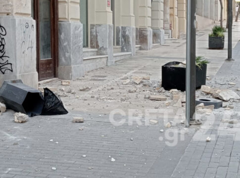 Ηράκλειο: Κατέρρευσαν τμήματα κτιρίου στην 25ης Αυγούστου – Αποκλείστηκε το σημείο
