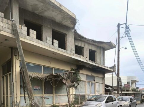 Ηράκλειο: Κατέρρευσε μπαλκόνι οικοδομής – Εικόνες