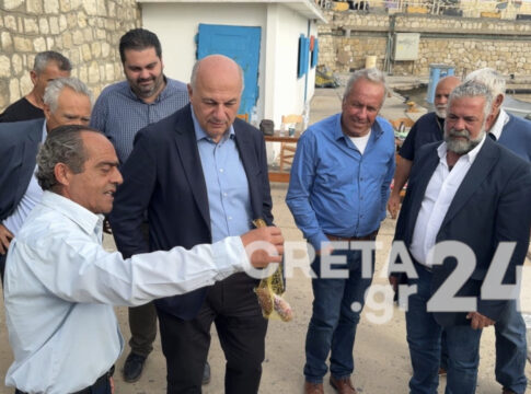 Ηράκλειο: Με λαγόψαρα υποδέχτηκαν τον Τσιάρα οι αλιείς – Σχέδιο για την μείωση του πληθυσμού τους υποσχέθηκε ο υπουργός