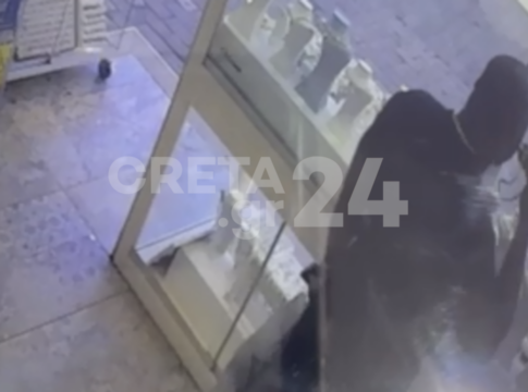 Ηράκλειο: Με… ταχυδακτυλουργικές κινήσεις άρπαξε το διαμαντένιο κολιέ ο 41χρονος (βίντεο)