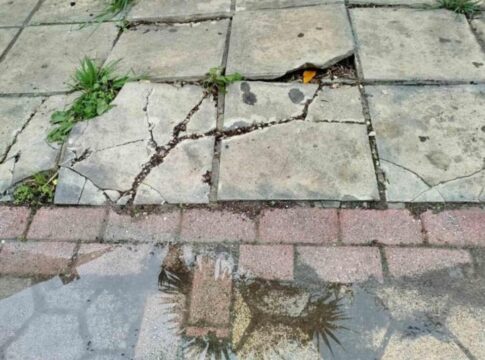 Ηράκλειο: Πλατεία έχει μετατραπεί σε… ναρκοπέδιο – Ηλικιωμένη έπεσε, έσπασε το ισχίο της και κατέληξε από τις επιπλοκές