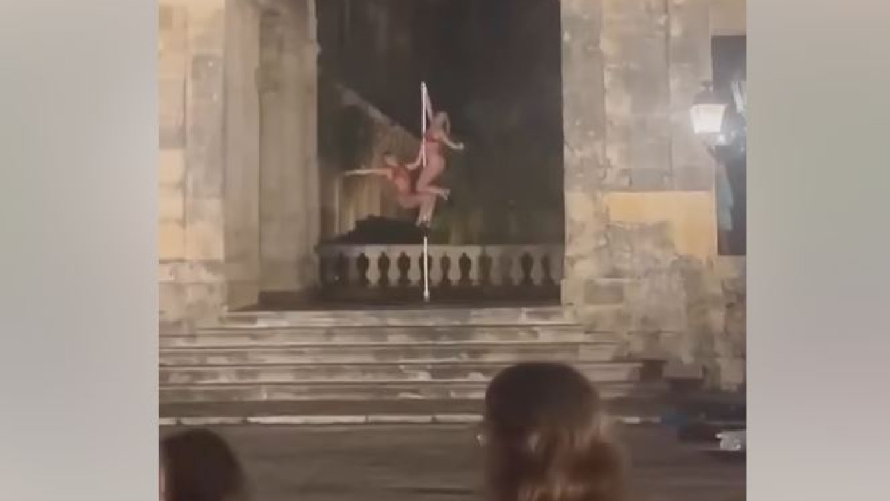 Κέρκυρα: Σάλος από pole dancing ημίγυμνων γυναικών έξω από τα Ανάκτορα - Βίντεο