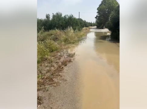 Μεσαρά: Σε… ποτάμι μετατράπηκε δρόμος λόγω σπασμένου αγωγού