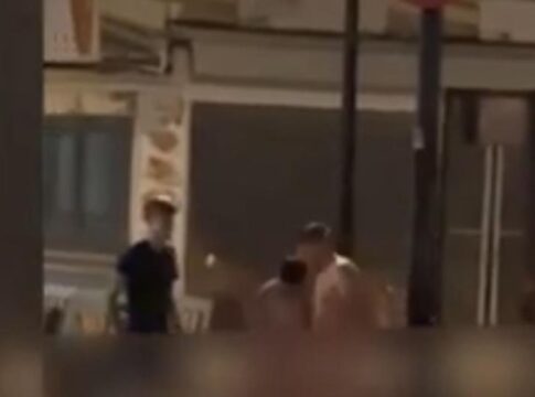 Ναύτες από το Βρετανικό αεροπλανοφόρο κυκλοφορούν γυμνοί στο Ενετικό Λιμάνι των Χανίων – Βίντεο