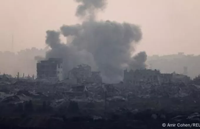 Κατεστραμμένα κτίρια και καπνός στη Γάζα