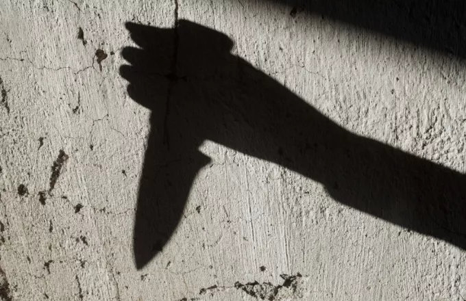 Σκιά χεριού με μαχαίρι