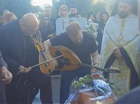 Ο Νίκος Ζωιδάκης αποχαιρετά τον Κυριάκο Παπασηφάκη με ένα τραγούδι που λύγισε τους πάντες – Βίντεο