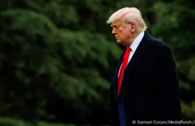 Ντόναλντ Τραμπ σκεπτικός σε εξωτερικό χώρο