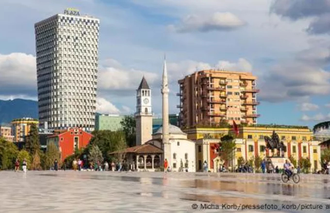 Κέντρο Τιράνων, Πλατεία Σκεντέρμπεη