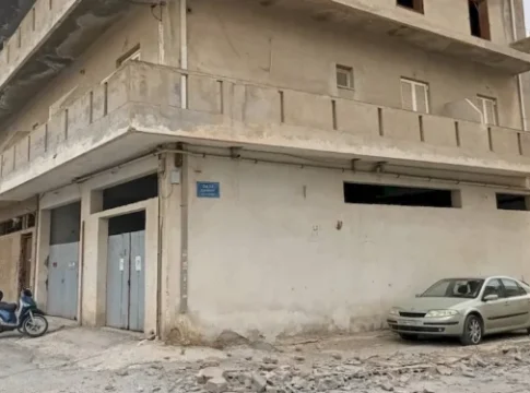 Πανικός σε περιοχή του Ηρακλείου – Πτώση δέντρου και μπαλκονιού από τους ισχυρούς ανέμους (εικόνες & βίντεο)