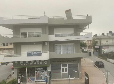 Παραλίγο μια ακόμη τραγωδία στο Ηράκλειο – Πάνελ σε ταράτσα ένα βήμα πριν πέσει στα κεφάλια περαστικών