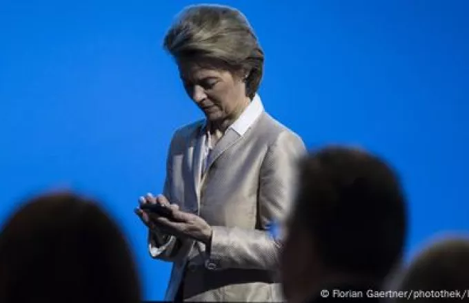 Ούρσουλα φον ντερ Λάιεν με κινητό