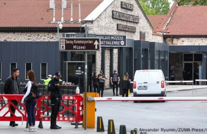 Αστυνομικοί ελέγχουν είσοδο στην Κωνσταντινούπολη