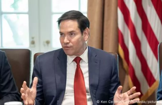 Μάρκο Ρούμπιο μιλάει σε σύσκεψη