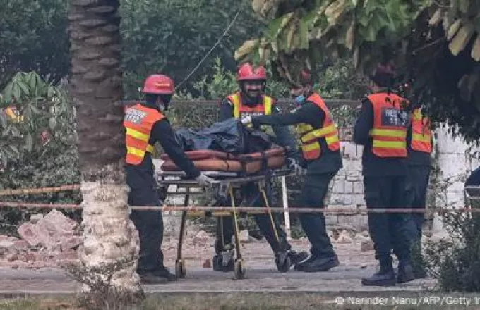 Διασώστες μεταφέρουν τραυματία σε φορείο