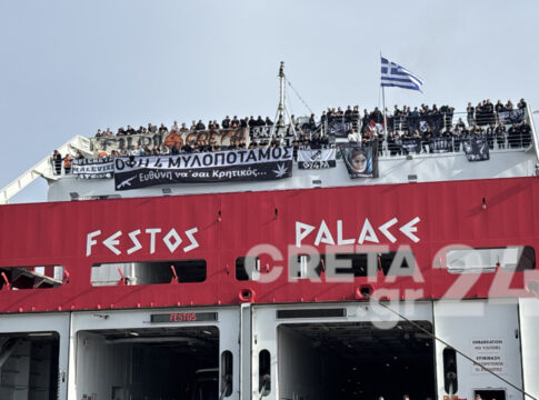 Στα ασπρόμαυρα το λιμάνι του Ηρακλείου – Με συνθήματα και καπνογόνα αναχώρησαν οι φίλοι του ΟΦΗ
