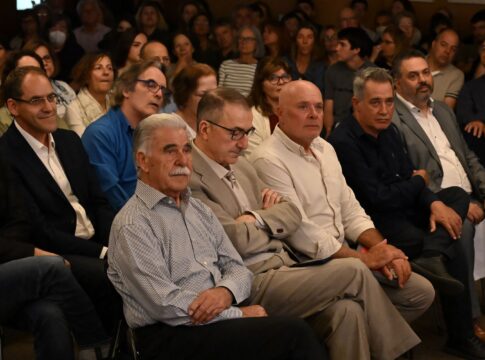 Συγκίνηση και χειροκροτήματα στο Μέγαρο Μουσικής στο αφιέρωμα στον Βασίλη Σκουλά